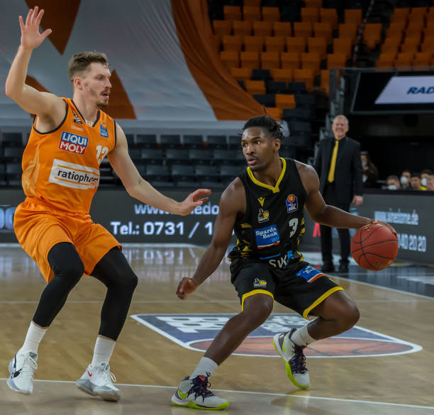 展示了他在 展示了他在